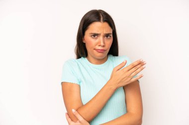 İspanyol güzel kadın, kafası karışık ve bilgisiz, şüpheli bir açıklama ya da düşünceyi merak ediyor.