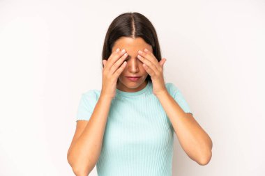 İspanyol güzel kadın stresli ve hayal kırıklığına uğramış görünüyor, baskı altında çalışıyor, başı ağrıyor ve sorunları var.