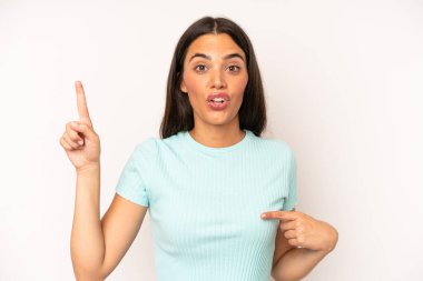 Hispanik güzel kadın gururlu ve şaşırmış hissediyor, kendine güvenen, başarılı bir numara gibi hisseden