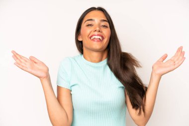 İspanyol güzel kadın mutlu ve heyecanlı görünüyor. Beklenmedik bir sürprizle şoke oldu. İki eli de açık.