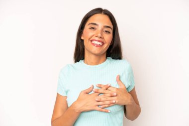 İspanyol güzel kadın romantik, mutlu ve aşık, neşeyle gülümseyen ve kalbe yakın el ele tutuşan