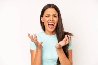 İspanyol güzel kadın umutsuz ve hayal kırıklığına uğramış görünüyor, stresli, mutsuz ve sinirli, bağırıyor ve çığlık atıyor.