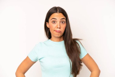 İspanyol güzel kadın şapşal ve komik görünüyor. Şaşı bakışlı, şakacı ve şakacı.