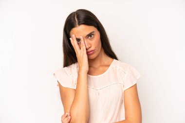 İspanyol güzel kadın sıkılmış, hayal kırıklığına uğramış ve uykulu. Yorucu, sıkıcı ve can sıkıcı bir işten sonra, el ele tutuşarak.