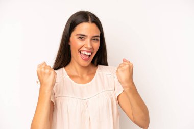 İspanyol güzel kadın zaferle bağırıyor, gülüyor, mutlu ve heyecanlı hissediyor başarıyı kutlarken.