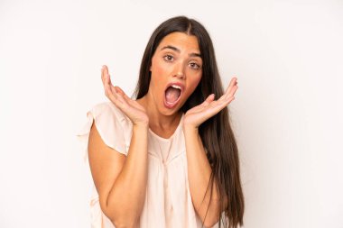 İspanyol güzel bir kadın beklenmedik bir sürpriz yüzünden şoke olmuş, heyecanlı, gülen, şaşkın ve mutlu hissediyor.