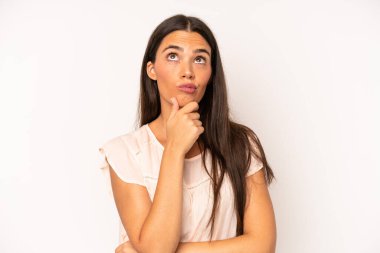 İspanyol güzel kadın düşünüyor, kuşkulu ve şaşkın hissediyor, farklı seçeneklerle, hangi kararı vereceğini merak ediyor.