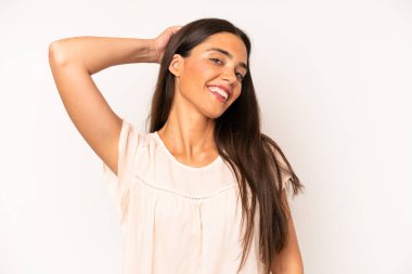 İspanyol güzel bir kadın neşeli ve sıradan bir şekilde gülümsüyor, olumlu, mutlu ve kendinden emin bir bakışla yumruk yumruğa.