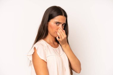 İspanyol güzel kadın iğreniyor, kötü ve nahoş bir koku duymamak için burnunu tutuyor.