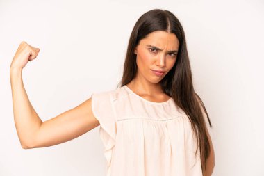 İspanyol güzel kadın kendini mutlu, tatmin olmuş ve güçlü hissediyor, kaslı ve formda, spor salonundan sonra güçlü görünüyor.