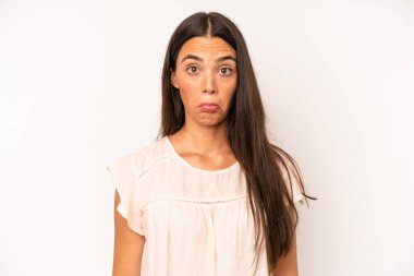 İspanyol güzel kadın üzgün ve stresli. Kötü bir sürpriz yüzünden üzgün. Olumsuz, endişeli bir bakışla.