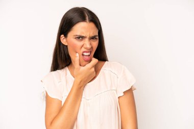 İspanyol asıllı, ağzı ve gözleri açık, eli çenesinde olan, hoş olmayan bir şok geçiren, ne ya da vay canına diyen güzel kadın.