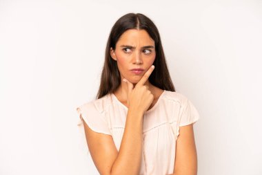 İspanyol güzel kadın ciddi, düşünceli ve güvensiz görünüyor, bir kolu çapraz ve çene üzerinde, seçenekleri tartıyor