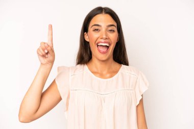 İspanyol güzel kadın bir fikri fark ettikten sonra mutlu ve heyecanlı bir dahi gibi hissediyor, neşeli bir şekilde parmağını kaldırıyor, eureka!