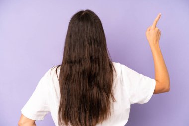 İspanyol asıllı güzel kadın dikiz aynasında duran ve objeye işaret eden