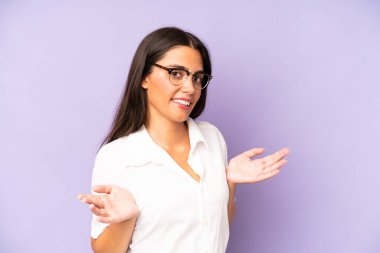 İspanyol güzel kadın mutlu, kibirli, gururlu ve kendini beğenmiş görünüyor.