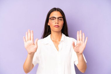 İspanyol güzel kadın ciddi, mutsuz, kızgın ve hoşnutsuz görünüyor. Girmeyi yasaklıyor ya da iki avucunun içinde de dur diyor.