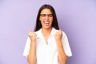 İspanyol asıllı güzel bir kadın sinirli, sinirli bakışlar ve sıkı yumruklar ile agresif bir şekilde bağırıyor.