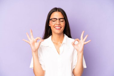 İspanyol güzel kadın konsantre olmuş ve meditasyon yapıyor, kendini tatmin olmuş ve rahatlamış hissediyor, düşünüyor ya da bir seçim yapıyor.