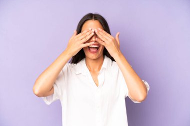 İspanyol güzel kadın gülümsüyor ve mutlu hissediyor, iki eliyle gözlerini kapatıyor ve inanılmaz bir sürpriz bekliyor.