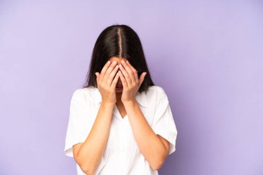 Hispanik güzel kadın üzgün, hayal kırıklığına uğramış, gergin ve depresif, iki eliyle yüzünü kaplayan, ağlayan