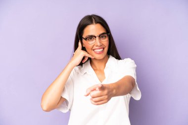 İspanyol güzel kadın neşeyle gülümsüyor ve kamerayı işaret ediyor. Sonra seni arıyor, telefonla konuşuyor.