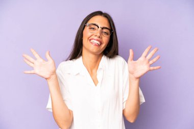 İspanyol güzel kadın gülümsüyor ve arkadaş canlısı görünüyor, onuncu ya da onuncu numarayı gösteriyor, eli önde, geriye doğru sayıyor.