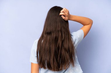 Hispanik güzel kadın düşünüyor ya da şüphe ediyor, kafasını kaşıyor, şaşkın ve şaşkın hissediyor, arkaya ya da arkaya bakıyor.