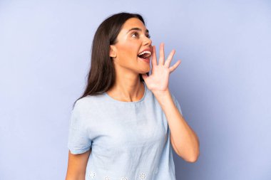 İspanyol güzel kadın profil görüşü, mutlu ve heyecanlı görünüyor, bağırıyor ve kenardaki boşluğu kopyalamak için arıyor