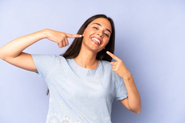 İspanyol güzel kadın kendine güvenerek gülümsüyor. Geniş gülümseme, pozitif, rahat, tatmin olmuş tavır.