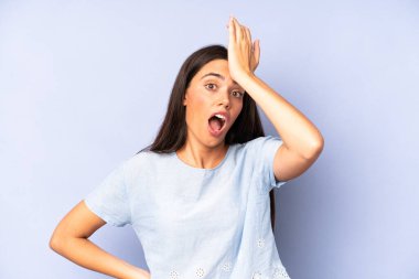 Latin kökenli güzel bir kadın unutulmuş bir süre için panikliyor, stresli hissediyor, bir pisliği örtbas etmek zorunda kalıyor ya da hata yapıyor.