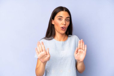 İspanyol güzel kadın gergin, endişeli ve endişeli görünüyor, benim hatam olmadığını söylüyor, yoksa ben yapmadım. 