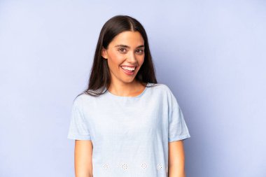 Hispanik güzel bir kadın, büyük, dost canlısı, kaygısız bir gülümsemesi var, pozitif, rahat ve mutlu görünüyor, ürpertici.