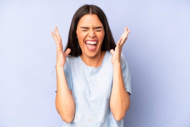 İspanyol güzel kadın öfkeyle bağırıyor, stresli hissediyor ve ellerini havaya kaldırıp neden ben diye bağırıyor.