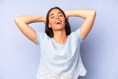 İspanyol güzel kadın mutlu, kaygısız, arkadaş canlısı ve rahat görünüyor hayattan ve başarıdan keyif alıyor, pozitif bir tavırla