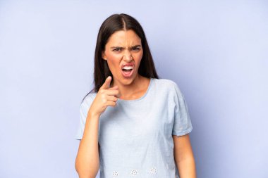 Kızgın, çılgın bir patrona benzeyen sinirli bir ifadeyle kameraya bakan İspanyol güzeli bir kadın.