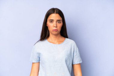 İspanyol güzel bir kadın üzgün ve mızmız, mutsuz bir bakışla, olumsuz ve hayal kırıklığına uğramış bir tavırla ağlıyor.