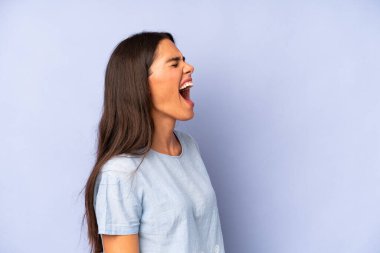 İspanyol güzel kadın öfkeyle bağırıyor, agresif bir şekilde bağırıyor, stresli ve kızgın görünüyor.