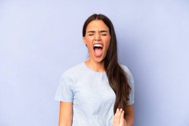 İspanyol güzel kadın korkmuş ve şok olmuş hissediyor, ağzı açık şaşkınlık içinde.