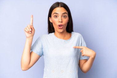 Hispanik güzel kadın gururlu ve şaşırmış hissediyor, kendine güvenen, başarılı bir numara gibi hisseden