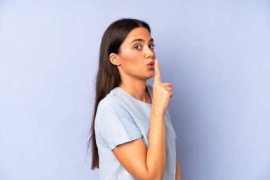 İspanyol güzel kadın sessizlik ve sessizlik istiyor, parmaklarıyla ağzının önünde işaret ediyor, 