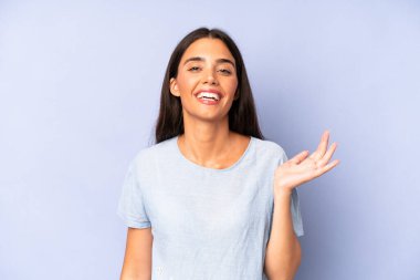 İspanyol güzel kadın kendini mutlu, şaşırmış ve neşeli hissediyor, olumlu bir tavırla gülümsüyor, bir çözüm ya da fikri fark ediyor.