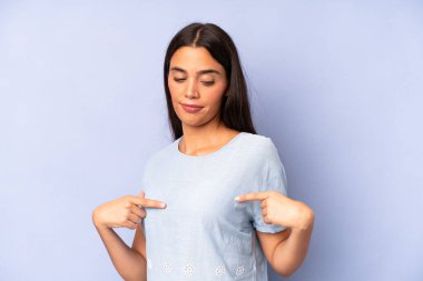 İspanyol güzel kadın gururlu, pozitif ve iki eliyle göğsünü gösteren