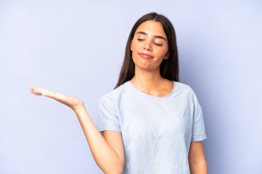 İspanyol güzel kadın mutlu ve güler yüzlü, elinde tuttuğu bir nesneye ya da konsepte bakıyor.