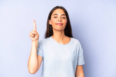 İspanyol güzel kadın, harika bir fikri fark ettikten sonra parmağını havaya kaldırıp 