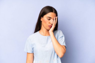 İspanyol güzel kadın sıkılmış, hayal kırıklığına uğramış ve uykulu. Yorucu, sıkıcı ve can sıkıcı bir işten sonra, el ele tutuşarak.