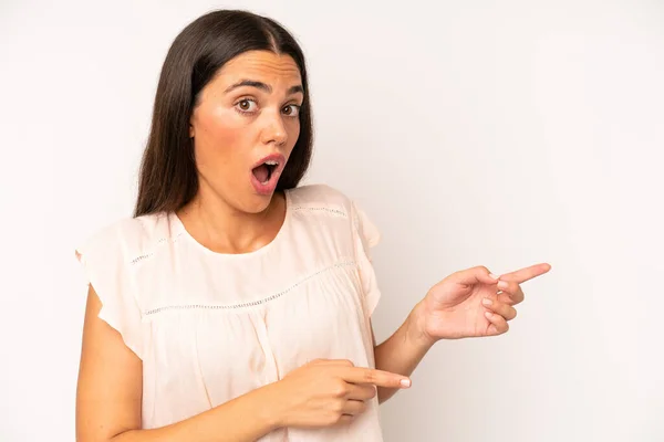 Hispanic Pretty Woman Feeling Shocked Surprised Pointing Copy Space Side — Stock Photo, Image