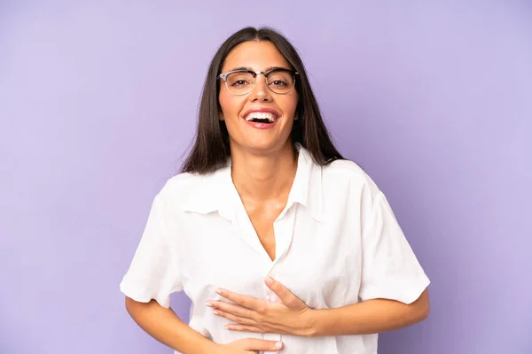 Hispanische Hübsche Frau Lacht Laut Über Irgendeinen Urkomischen Witz Fühlt — Stockfoto