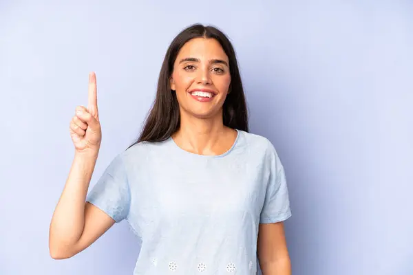 Hispanic Pretty Woman Smiling Cheerfully Happily Pointing Upwards One Hand — Stock Photo, Image