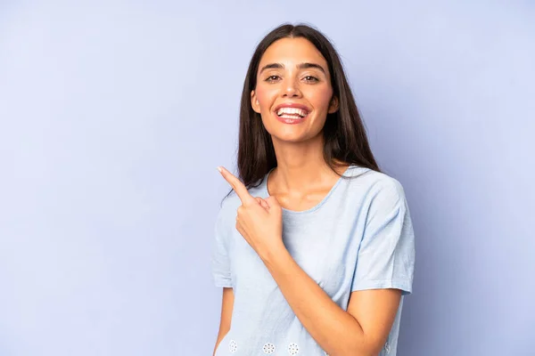 Hispanic Pretty Woman Looking Excited Surprised Pointing Side Upwards Copy — Stock Photo, Image